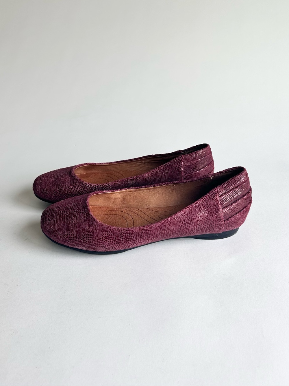Indigo by Clark’s Burgundy Man Made Leather Rubber Outsole Flats size 10